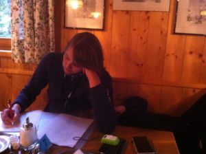 Maria beim Tagebuch schreiben auf der Konstanzer Hütte